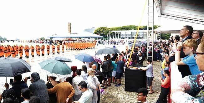 Troca da Bandeira leva milhares de pessoas à Praça dos Três Poderes Brasília de Todos